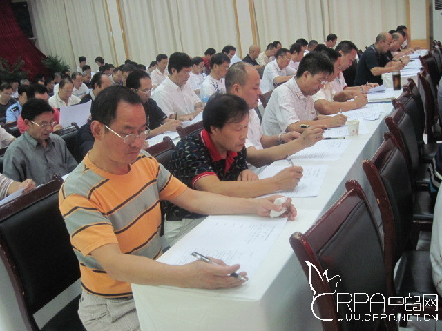 考试开始，阆中信鸽协会乔林认真答题。